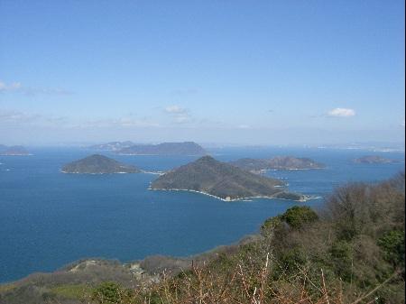 青空の下、瀬戸内海の島々が写っている写真