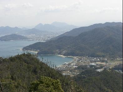 紫雲出山から見える海や集落の写真