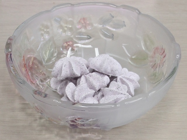 赤じそのメレンゲ菓子