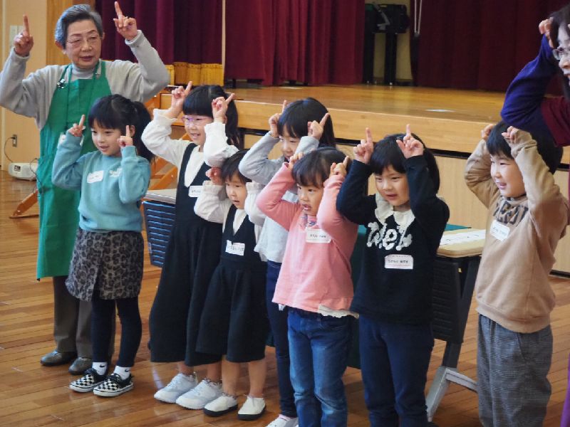 子どもたちが手遊び歌を歌っている