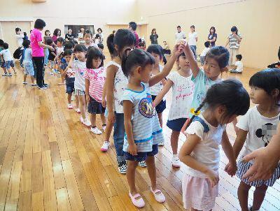 子供たちが手をつないで2列になっている写真