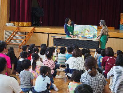 子供達の前で田中さんと長谷川さんが紙芝居を読んでいる写真