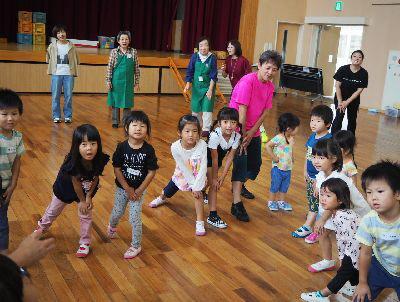 子どもたちが円になって集まってチクサクコールをしようと片足を出している写真