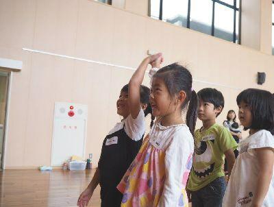 女の子二人がつないだ手を高くあげている写真