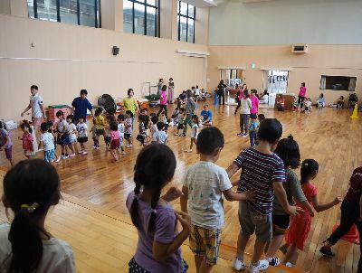 参加者が列を作っており、左側は舞台に上がっていく列が写っており、右側には舞台から降りている様子を写している写真