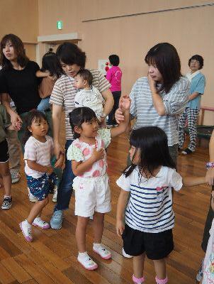 女の子とお母さんが手をつないで一列に並んでおり、バディチェックの順番を待っている写真
