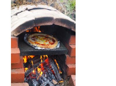 石窯で焼いているピザ