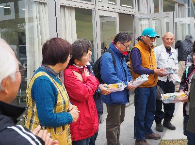 お世話になった地域の方たちにプレゼントを渡す子どもたち