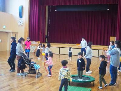 トランポリンやフラフープ、ボール遊びをする子どもたち