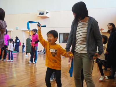 取ったハチマキを嬉しそうに掲げる子ども