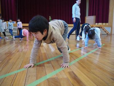 くまさんあるきをする子どもたち