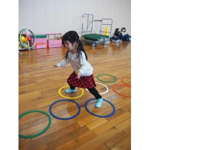 けんけんぱする子ども