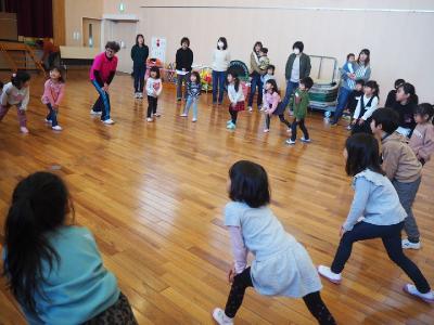 円になりチクサクコールをする子どもたち
