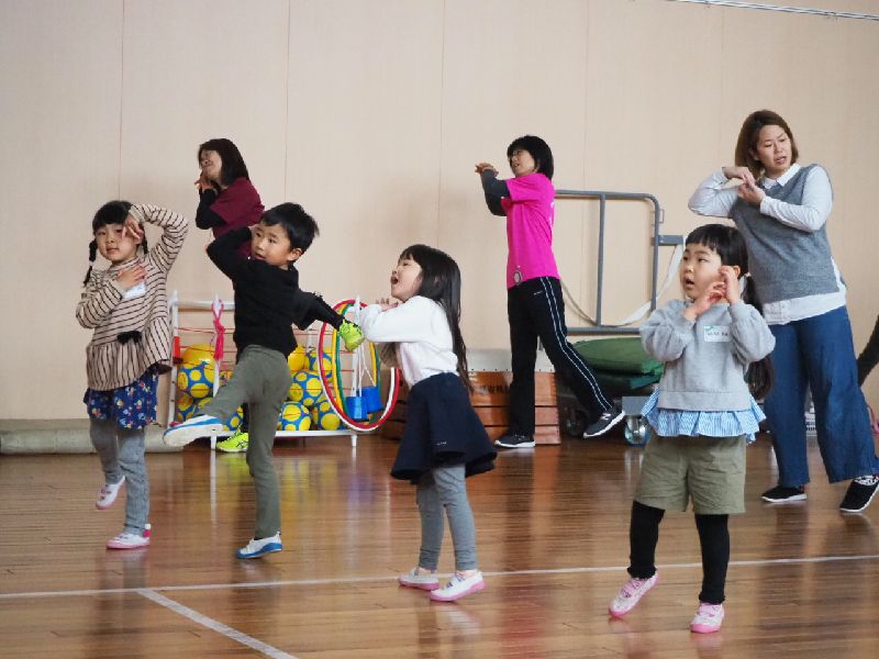 踊る4人の子どもたち