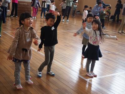 楽しそうに踊る子どもたち
