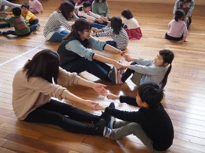 親子でストレッチ