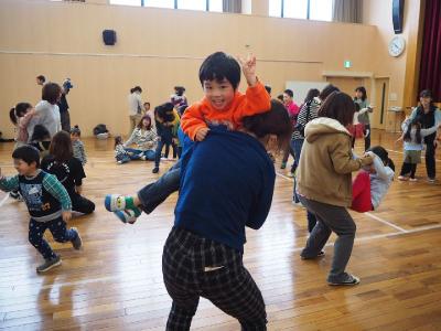 ストレッチでお母さんに抱えられる子ども