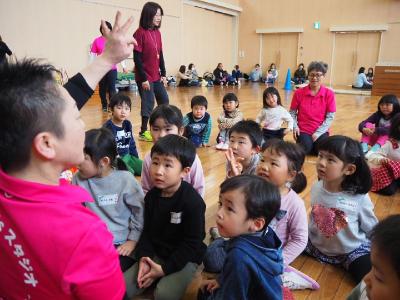 スタッフの注意を聞く子どもたち