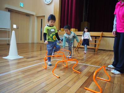 小さなハードルをまたぐ子どもたち