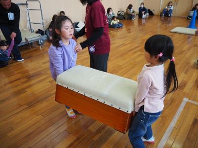 跳び箱を運ぶ子どもたち