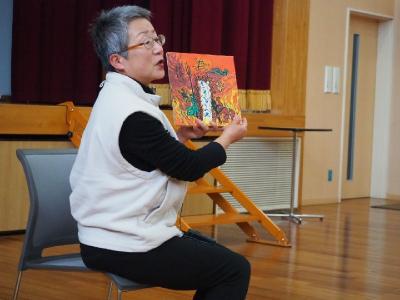 ボランティアの方が絵本を読み聞かせている
