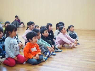 真剣な表情で読み聞かせを聞いている子どもたち
