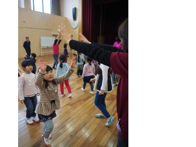 ハイタッチする子どもとスタッフ