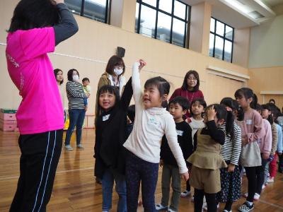 つないだ手を勢い良く上げる女の子二人