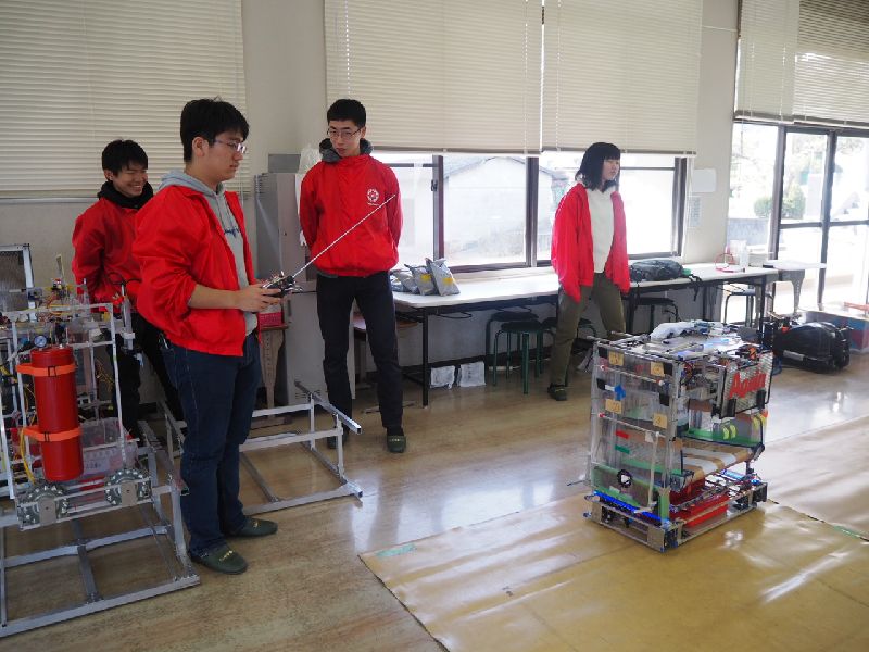 香川高専の生徒がロボコンで使用したロボットを操作している