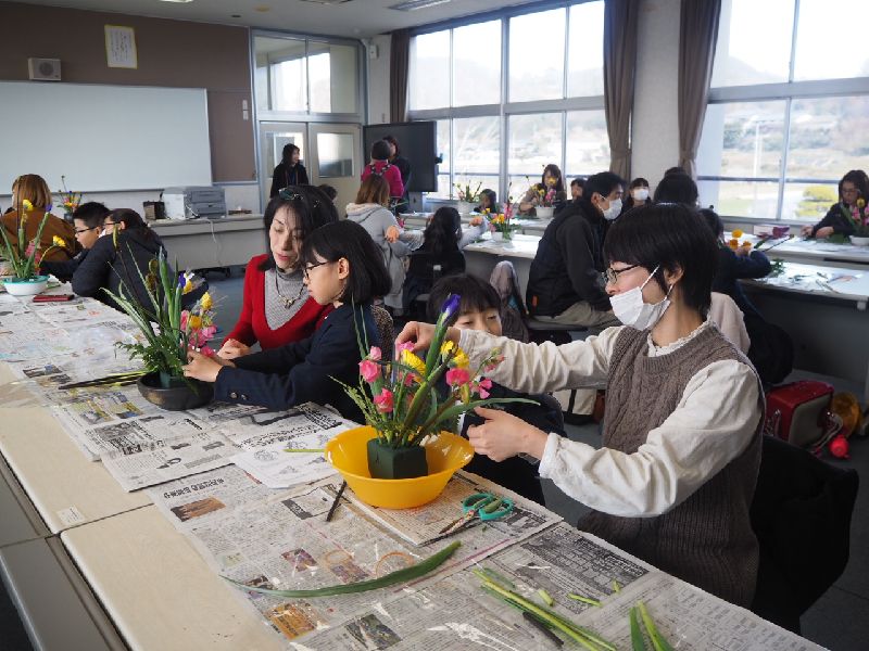 親子で相談しながら花をオアシスに活けている