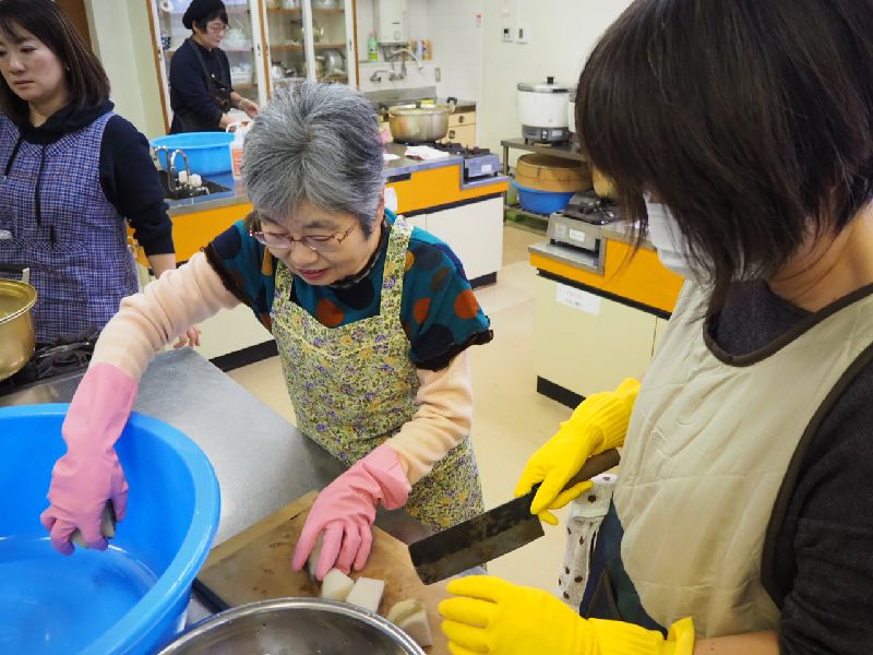 芋を小さく切る参加者