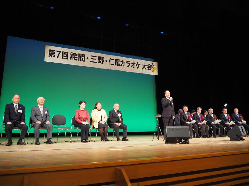 ホールの舞台上で開会式来賓あいさつ