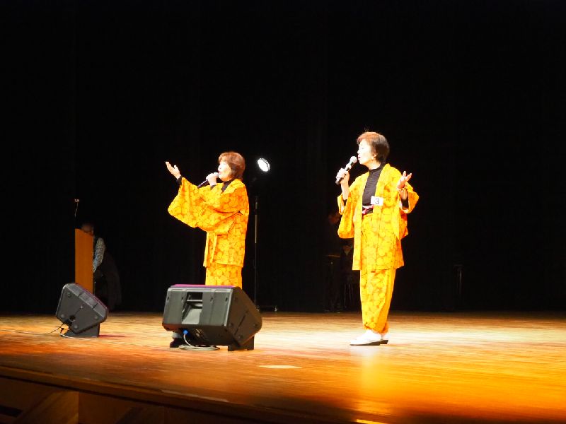 作務衣を着て歌う女性参加者2人組