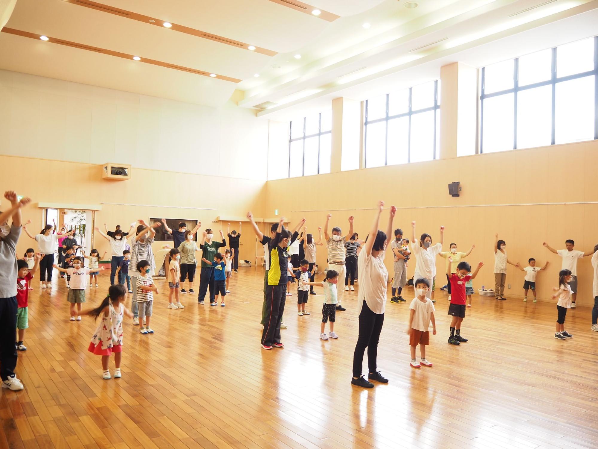 ラジオ体操をする親子たち