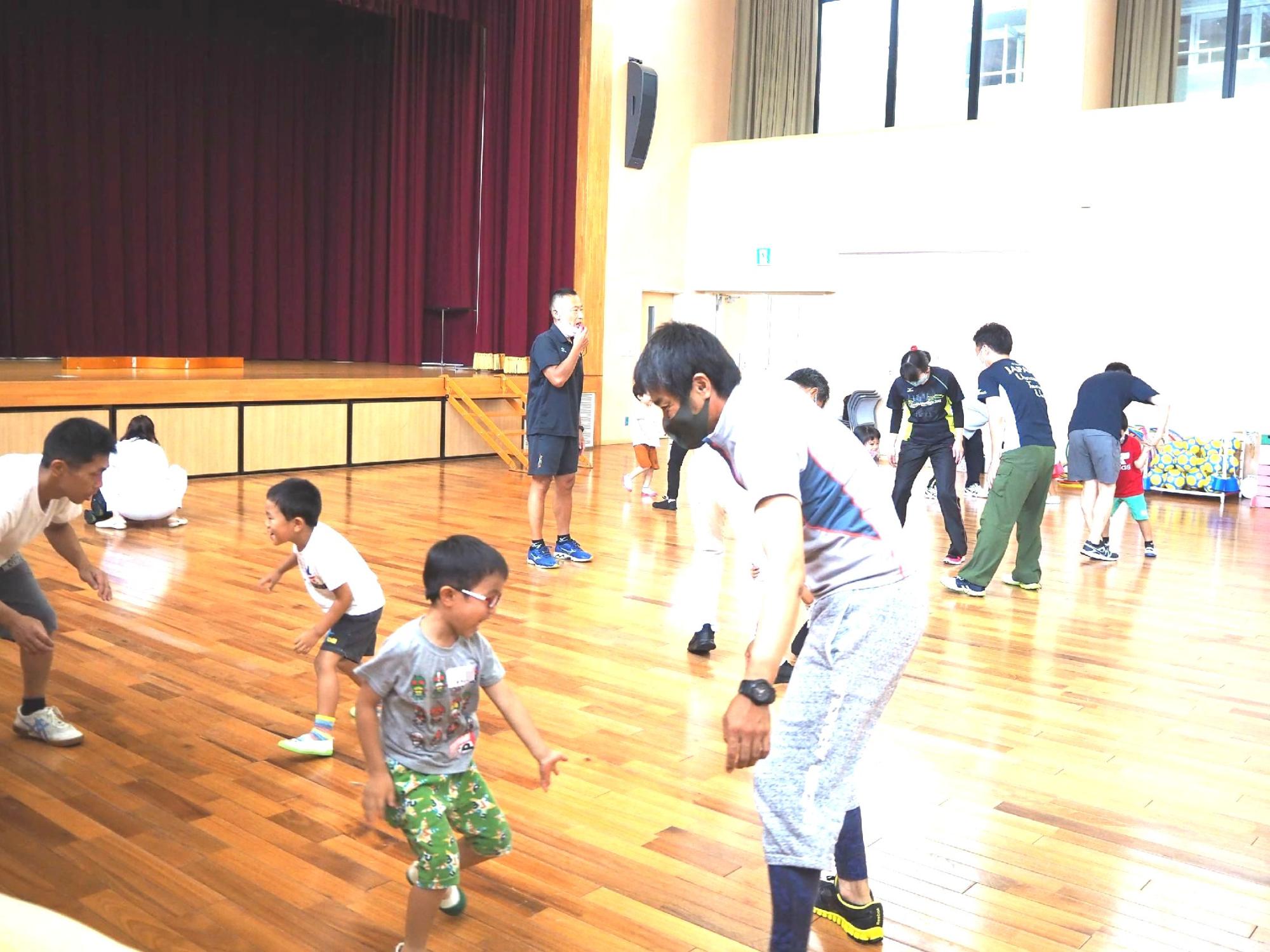 親子遊びをする親子たち