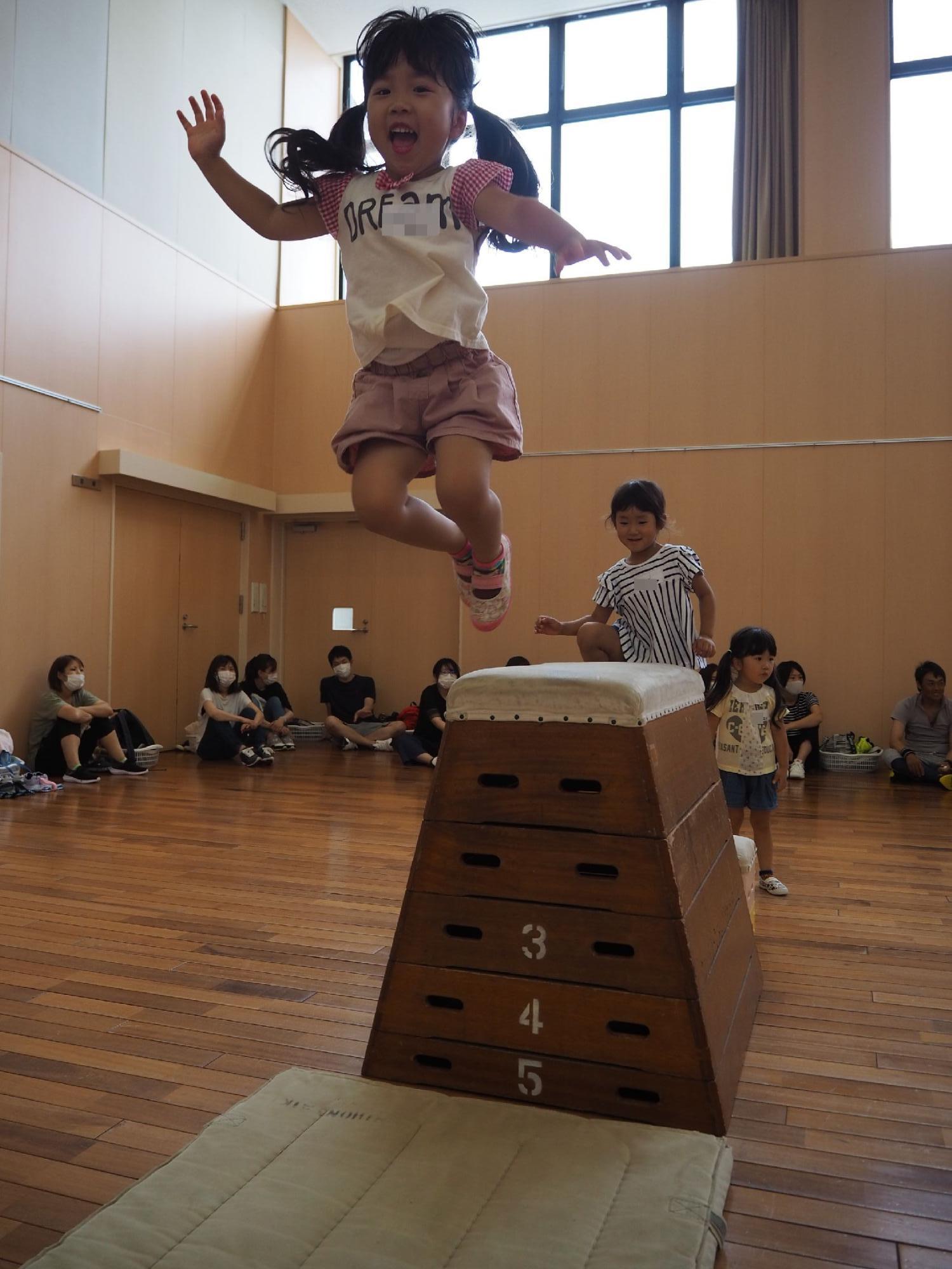 跳び箱からジャンプする子ども