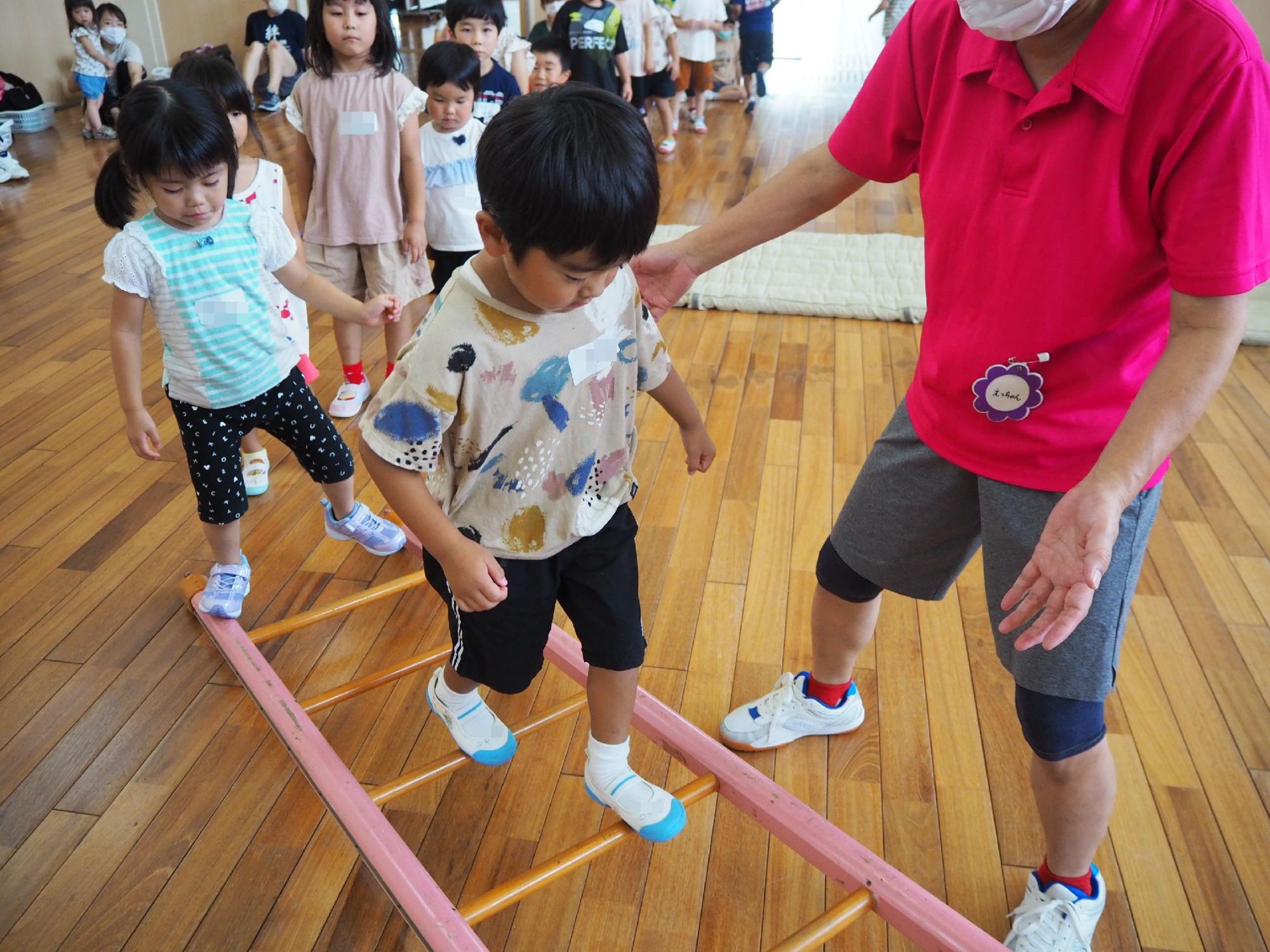 梯子を渡る子どもたち