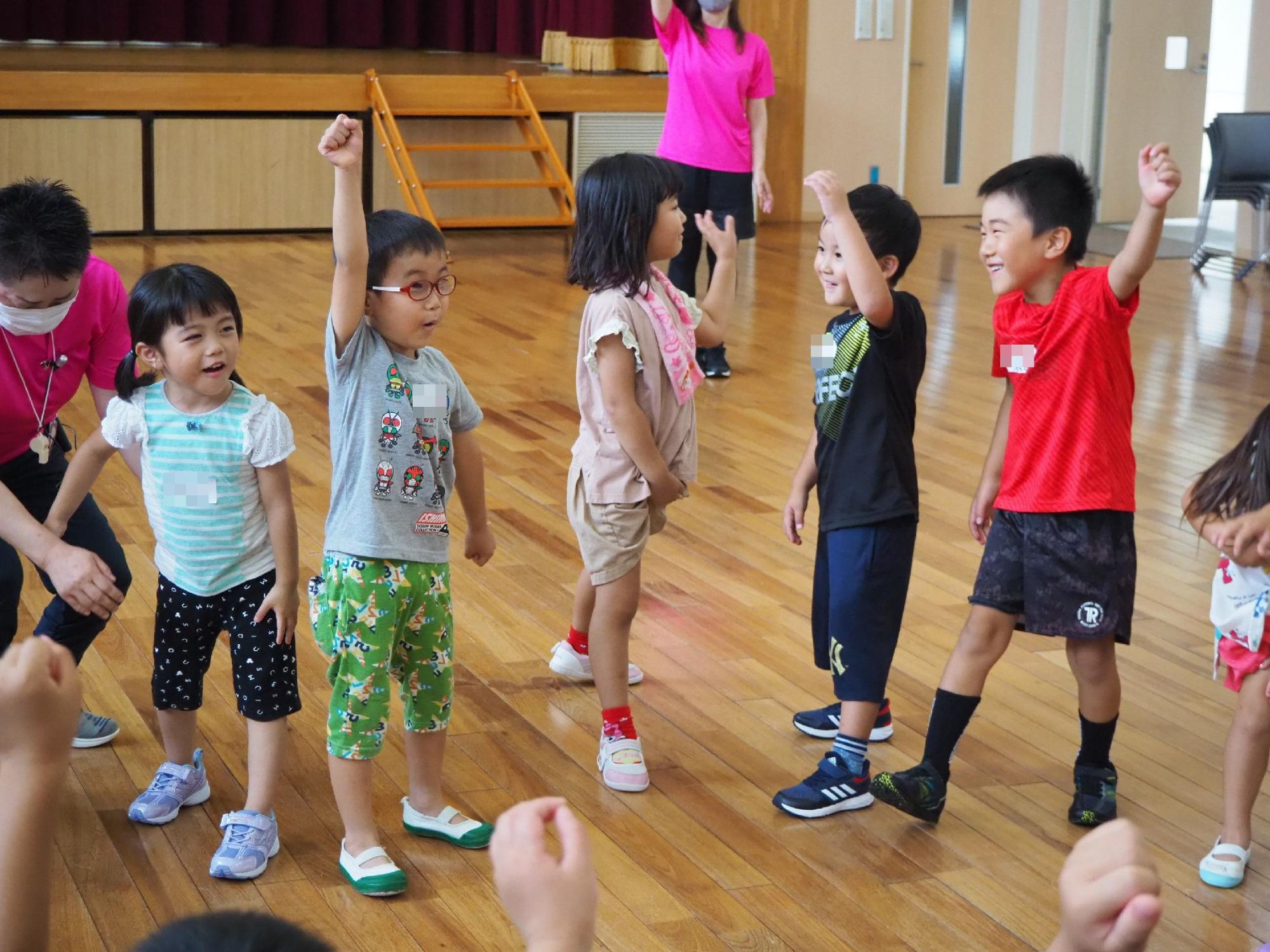 大きな掛け声をかける子どもたち
