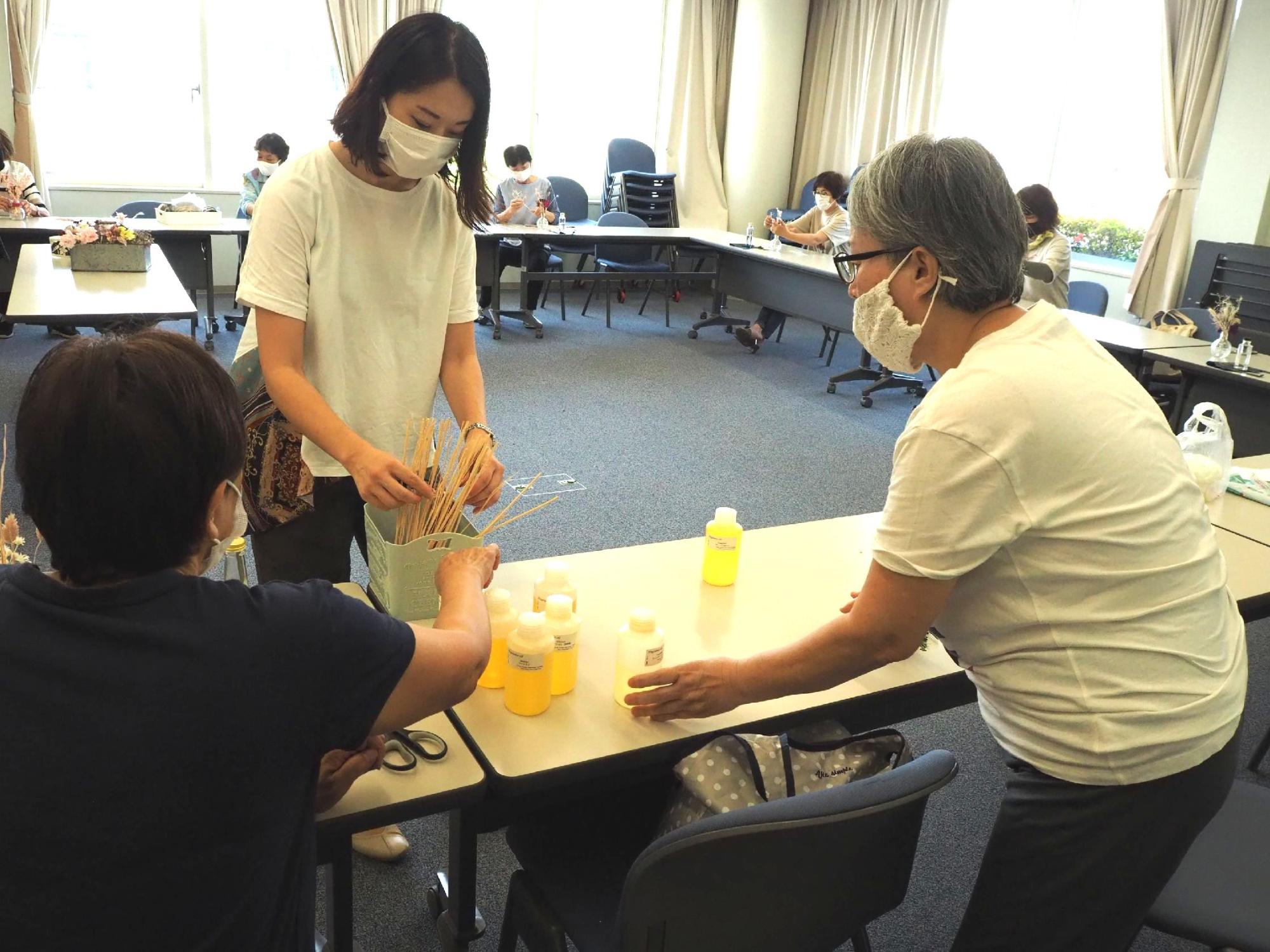 精油を選んでいる参加者たち
