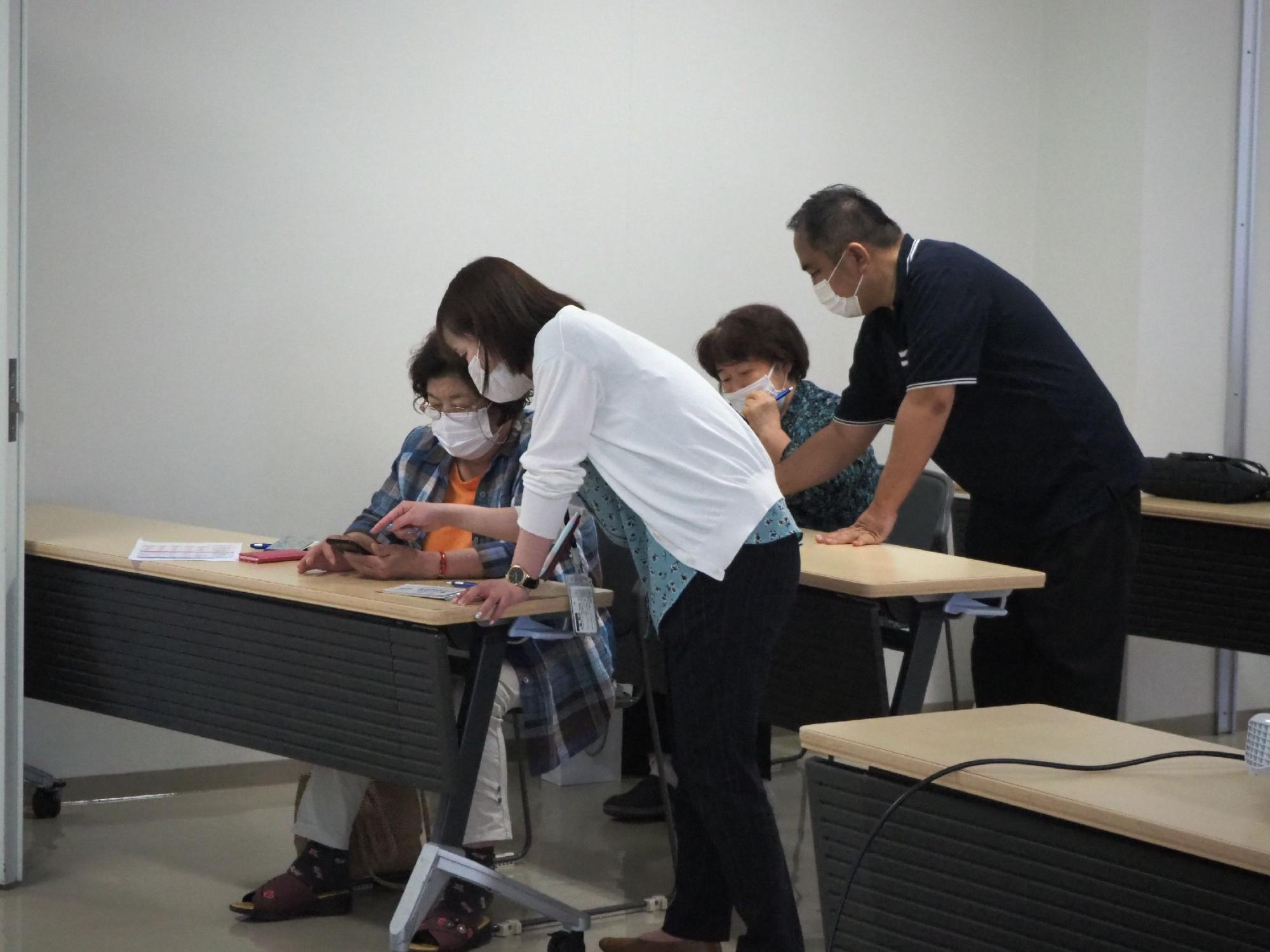 1人1人に隣で教えてくれるスマホアドバイザーたちと受講生