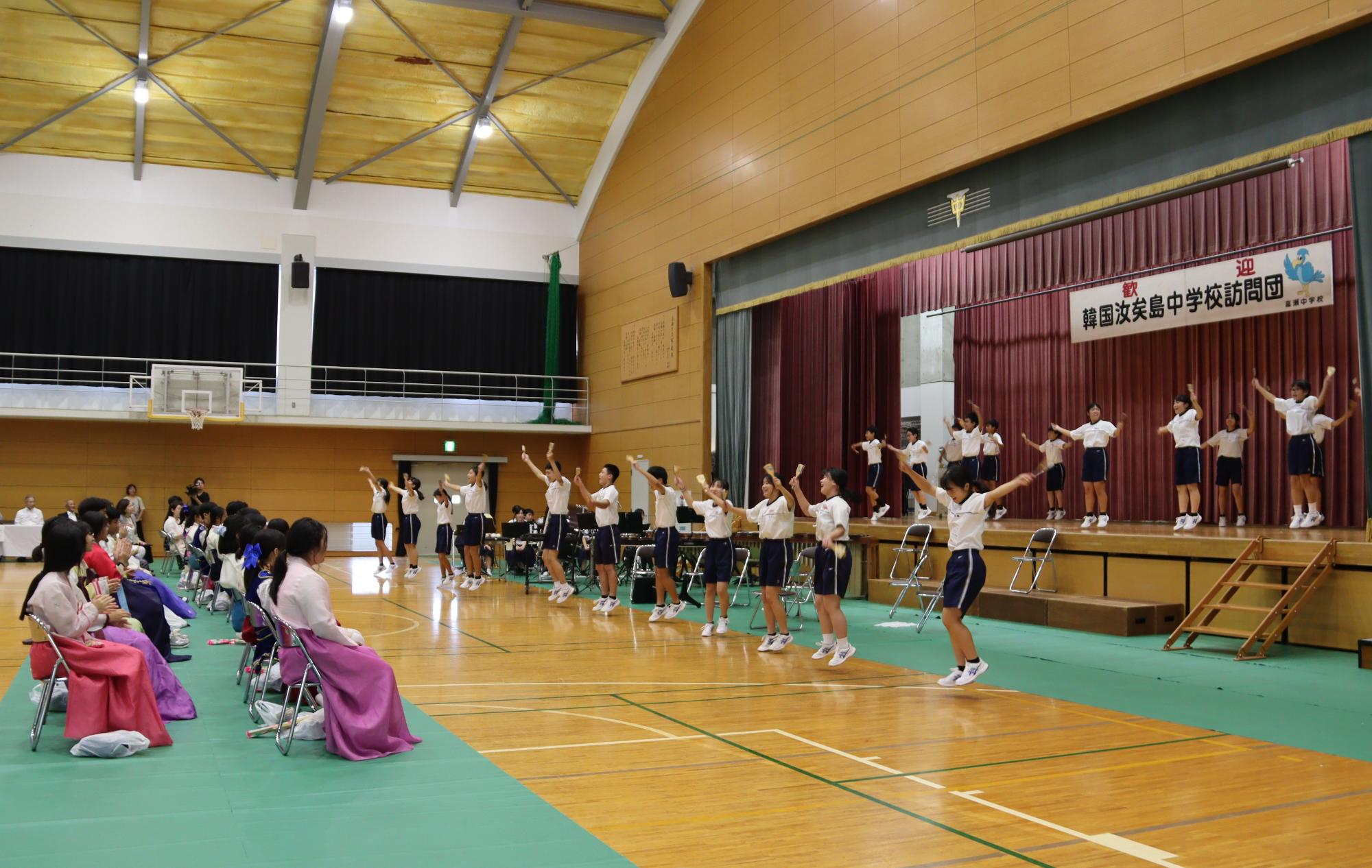 高瀬中学校に代々伝わる「フリーダム」のダンスを元気いっぱい踊り、来校を歓迎しました