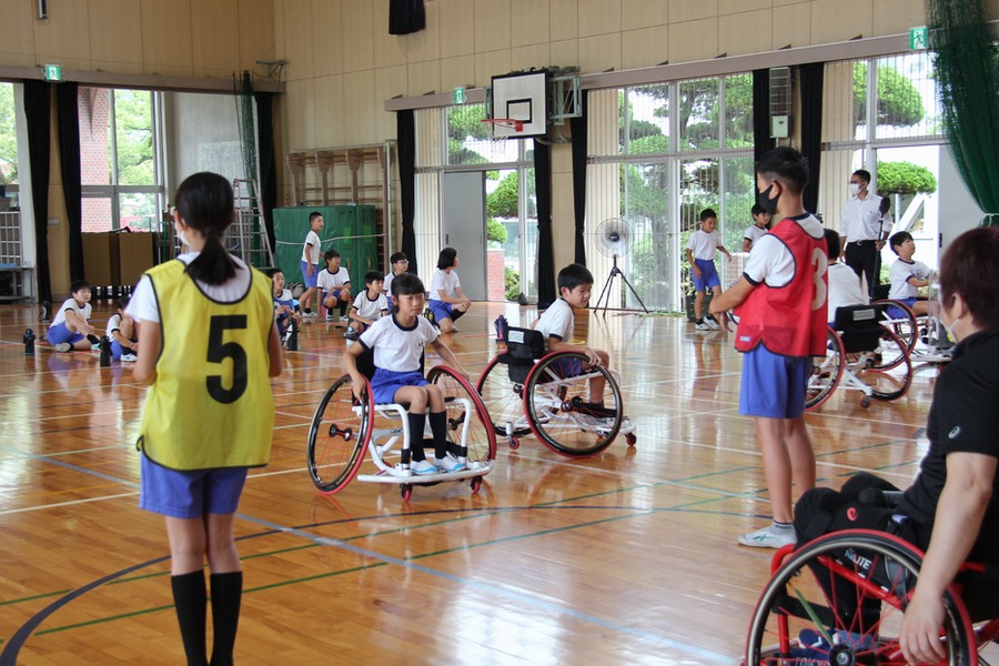 子どもたちがパラスポーツを体験している様子