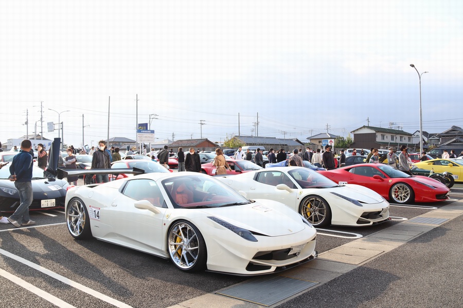 ゆめタウン三豊の駐車場に並ぶスーパーカー