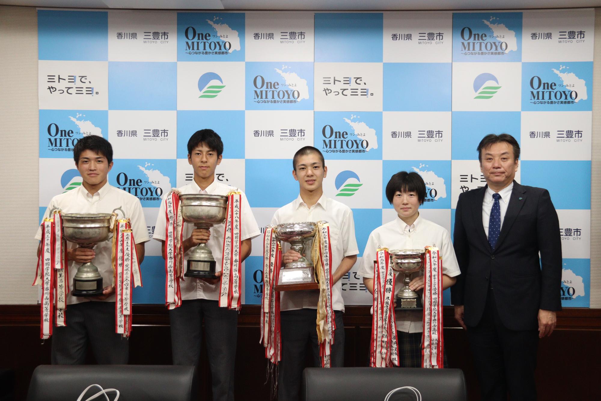 ▲（左から）鹿田真翔さん、桃田三四朗さん、坂蒼生さん、大西華衣さん、山下市長