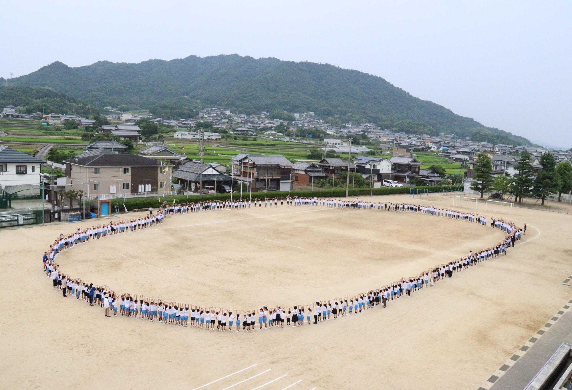 全校生徒で輪飾りを持ちました(詫間小)