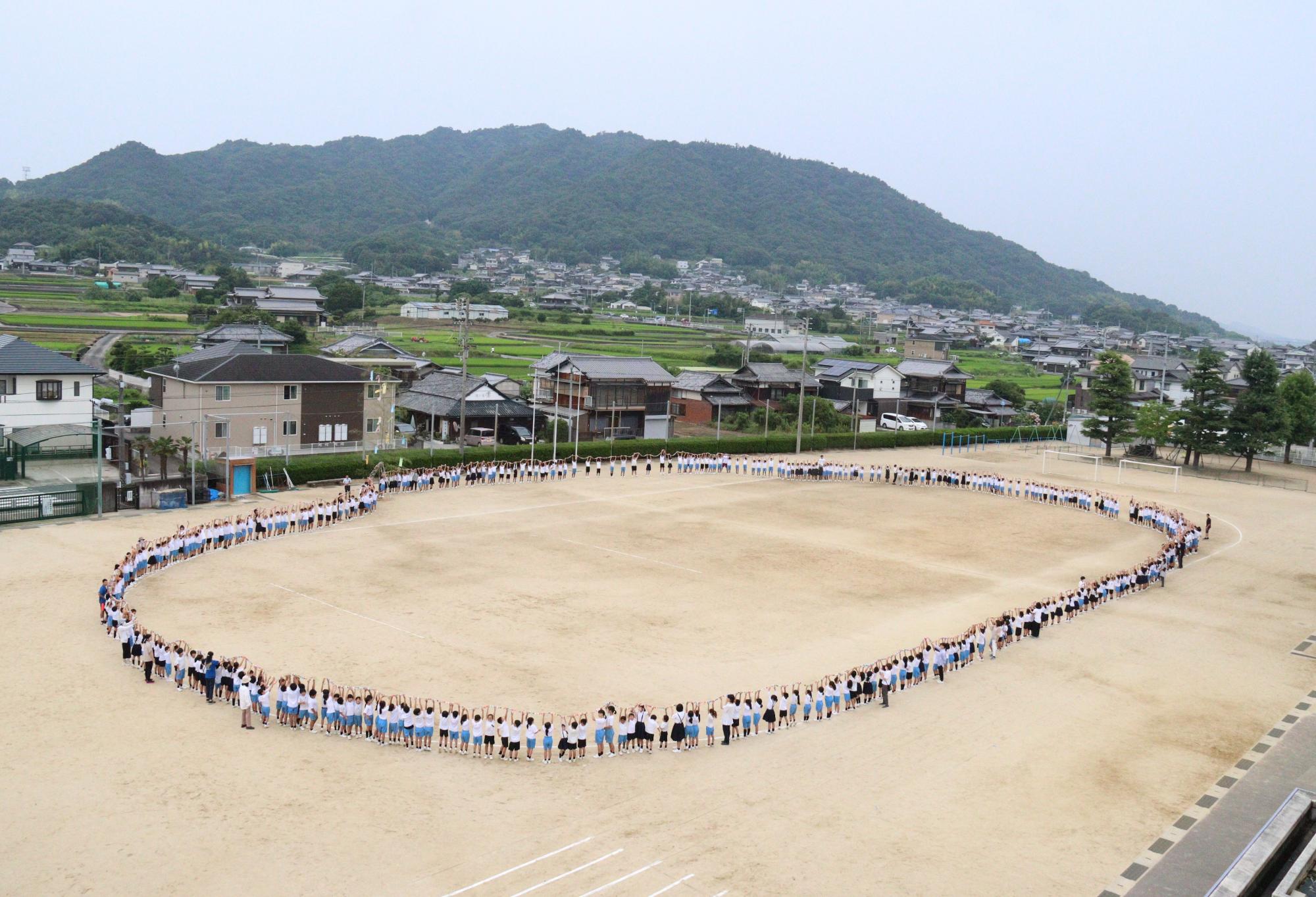 全校生徒で輪飾りを持ちました(詫間小）