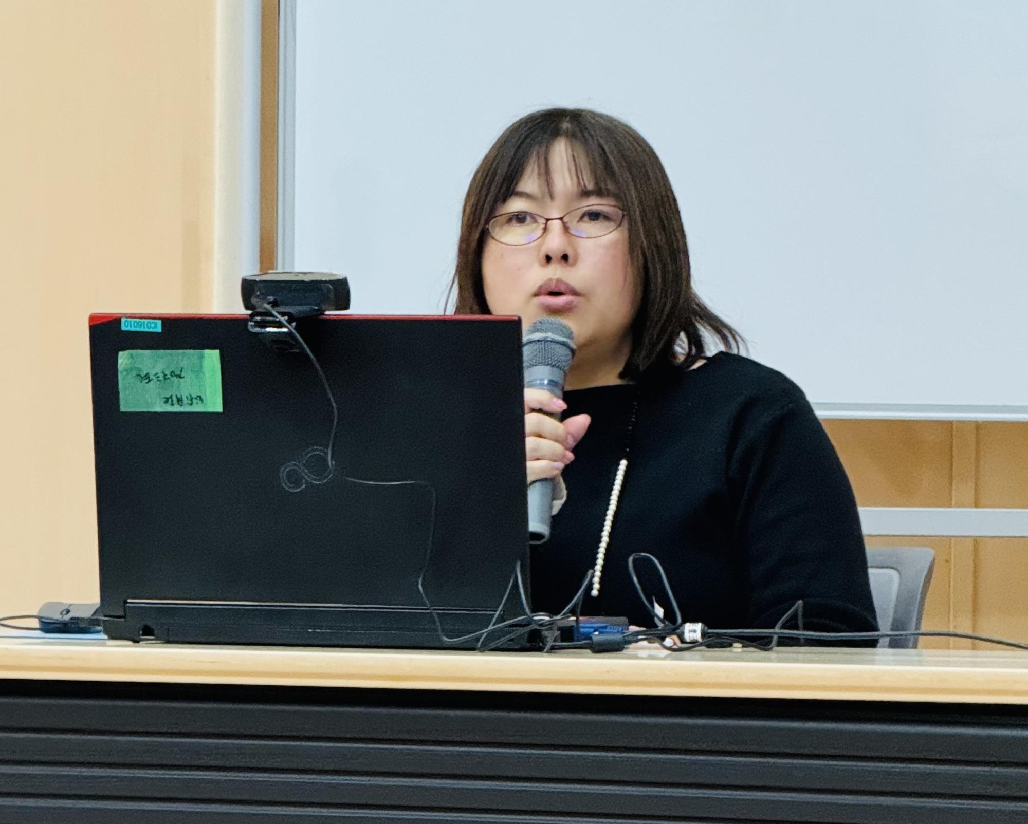 講演をする朝日院長