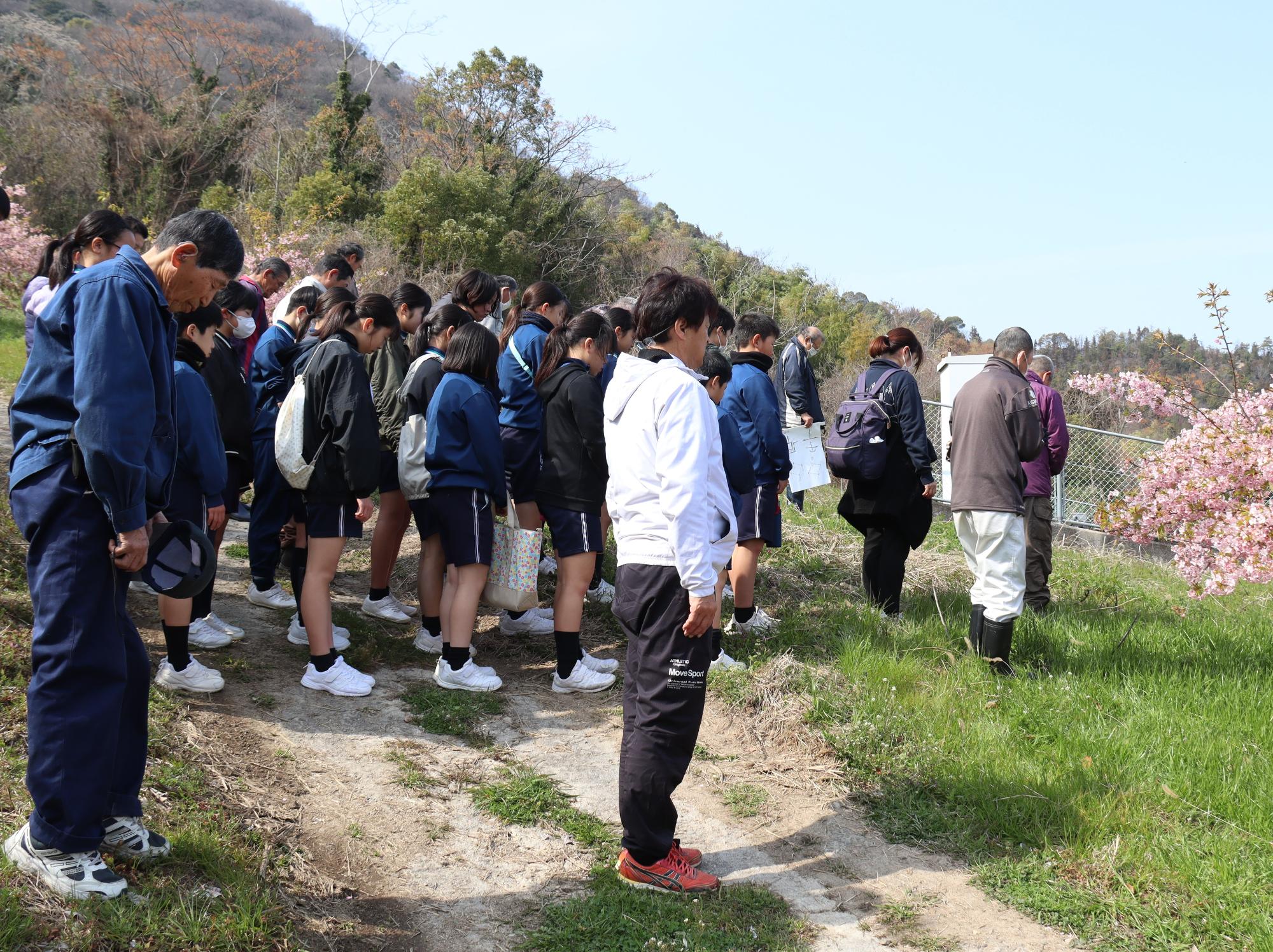 能登半島に向かって黙とう