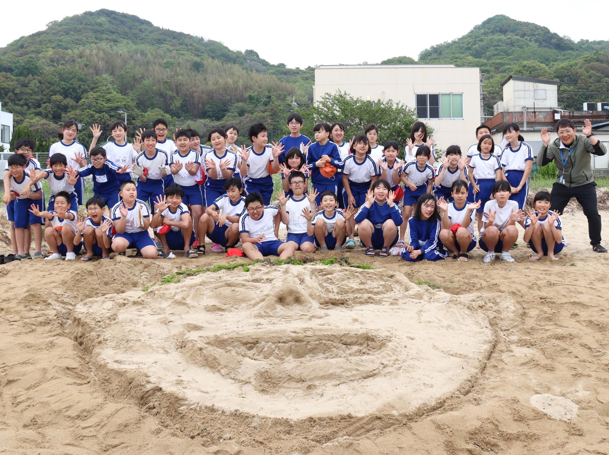 サンドアートで学校間交流（仁尾小学校、曽保小学校）