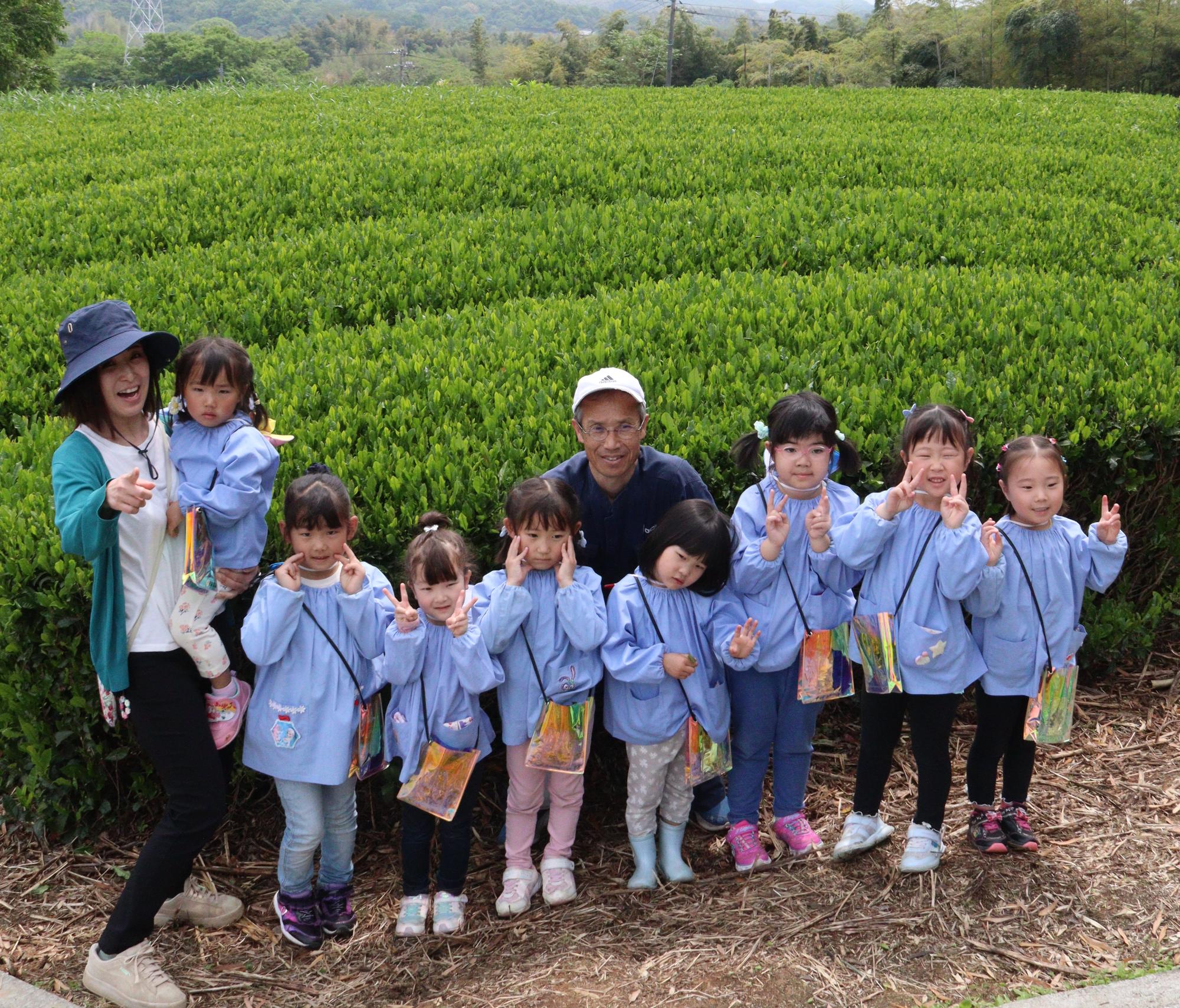 高瀬茶業組合の荒木さんと記念撮影(二ノ宮幼稚園)